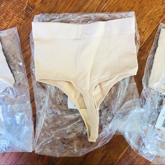 🌷Bundle of 3 Thongs XS/S - Picture 5 of 5
